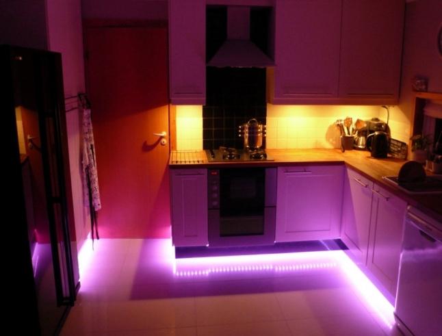 Podsvietenie v kuchyni: ako nakresliť pohodlie a pohodlie LED