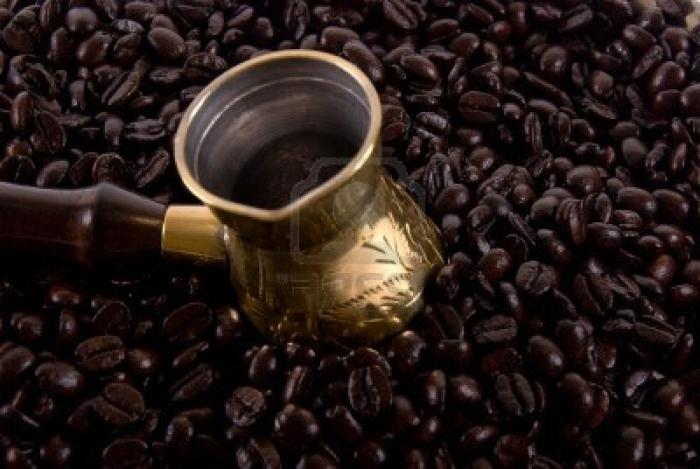 Hlavnou látkou obsiahnutou v kávových zrnách je kofeín