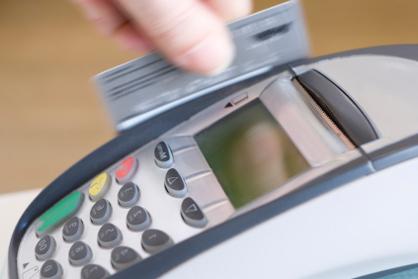 Ako môžem zistiť zostatok na karte Sporiteľskej banky cez internet, SMS alebo bankomat?