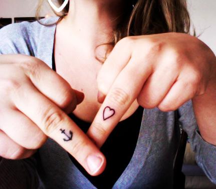 prsty tetovanie 